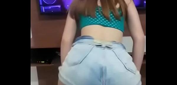  Luana Correa rebolando gostoso enquanto escuta funk